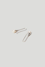 Charger l&#39;image dans la galerie, Collette Earring Long Silver Pearl
