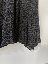 Cargar imagen en el visor de la galería, swing skirt with dot pattern | XS
