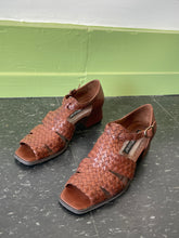 Cargar imagen en el visor de la galería, woven leather sandals | 8.5N
