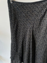 Cargar imagen en el visor de la galería, swing skirt with dot pattern | XS
