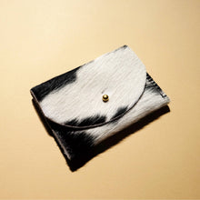 Cargar imagen en el visor de la galería, Cardholder - Black + White Hair on Hide
