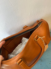 Cargar imagen en el visor de la galería, Coach Top Handle Bag in Tan
