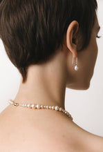 Charger l&#39;image dans la galerie, Collette Earring Long Silver Pearl
