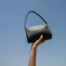 Cargar imagen en el visor de la galería, The Hug Shoulder Bag: Saddle
