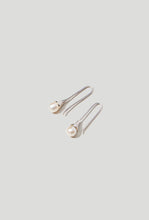 Charger l&#39;image dans la galerie, Collette Earring Long Silver Pearl
