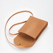 Cargar imagen en el visor de la galería, The Bandit Crossbody: Barbera
