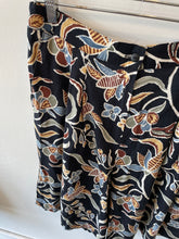 Cargar imagen en el visor de la galería, Floral Golf Shorts
