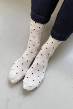 Charger l&#39;image dans la galerie, Sneaker Socks: Oatmeal Polka Dot
