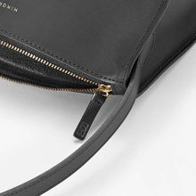 Cargar imagen en el visor de la galería, The Hug Shoulder Bag: Saddle
