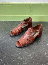 Cargar imagen en el visor de la galería, woven leather sandals | 8.5N

