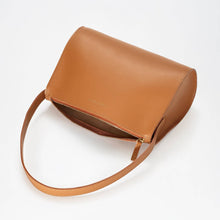 Cargar imagen en el visor de la galería, The Hug Shoulder Bag: Saddle
