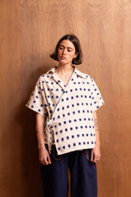 Cargar imagen en el visor de la galería, Nori Eri Shirt in Ikat: Ecru &amp; Navy

