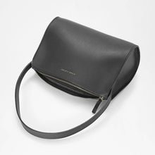 Cargar imagen en el visor de la galería, The Hug Shoulder Bag: Saddle
