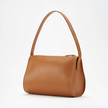 Cargar imagen en el visor de la galería, The Hug Shoulder Bag: Saddle
