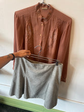 Charger l&#39;image dans la galerie, Brown Button Down with Embroidery | M
