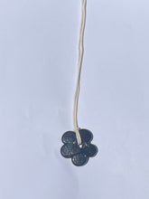 Cargar imagen en el visor de la galería, Flower Pendant in Cream/Black
