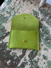 Cargar imagen en el visor de la galería, Cardholder - Lime Leather
