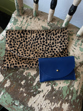 Cargar imagen en el visor de la galería, Envelope Pouch - Tiny Spotted Hair on Hide
