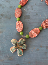 Cargar imagen en el visor de la galería, Beaded Necklace with Ceramic Flower
