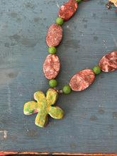 Charger l&#39;image dans la galerie, Beaded Necklace with Ceramic Flower
