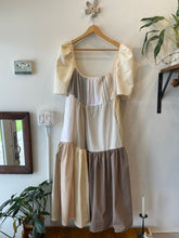 Cargar imagen en el visor de la galería, Amara Button-Down Dress in Senufo Creams
