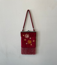 Charger l&#39;image dans la galerie, Velvet Bag with Beaded Fringe
