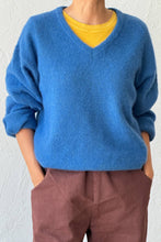 Charger l&#39;image dans la galerie, James Mohair Sweater in Blue
