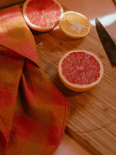 Charger l&#39;image dans la galerie, Big Gingham Napkin Pair - Grapefruit
