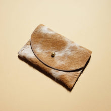 Charger l&#39;image dans la galerie, Cardholder - Caramel Speckled Hair on Hide
