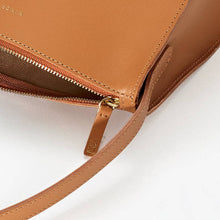 Cargar imagen en el visor de la galería, The Hug Shoulder Bag: Saddle
