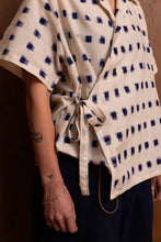 Cargar imagen en el visor de la galería, Nori Eri Shirt in Ikat: Ecru &amp; Navy
