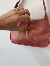 Cargar y reproducir el video en el visor de la galería, pink embossed mini bag
